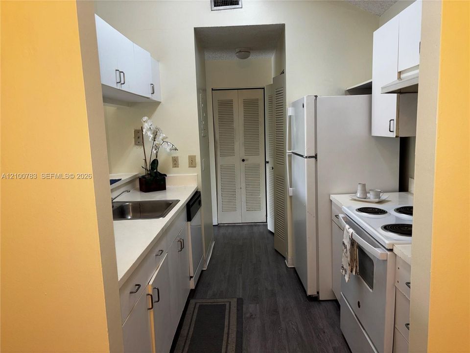 В аренду: $2,195 (2 спален, 2 ванн, 1075 Квадратных фут)