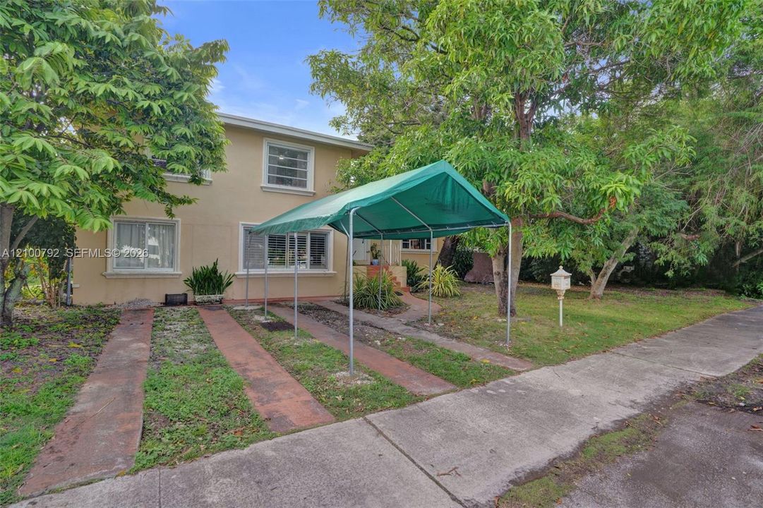 En Venta: $849,900 (6 camas, 4 baños, 2382 Pies cuadrados)
