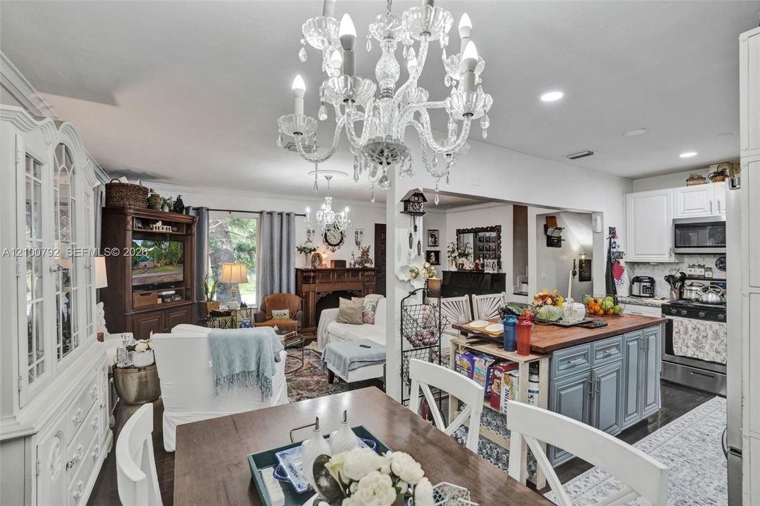 En Venta: $849,900 (6 camas, 4 baños, 2382 Pies cuadrados)