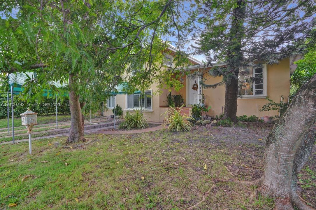En Venta: $849,900 (6 camas, 4 baños, 2382 Pies cuadrados)