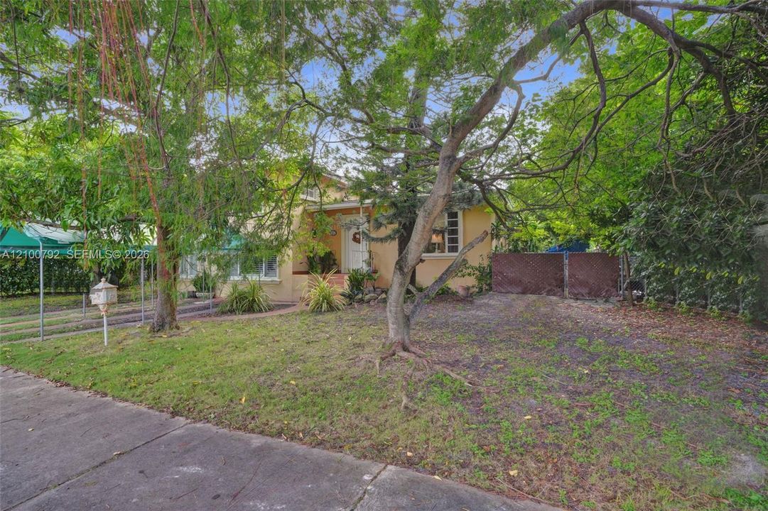 En Venta: $849,900 (6 camas, 4 baños, 2382 Pies cuadrados)