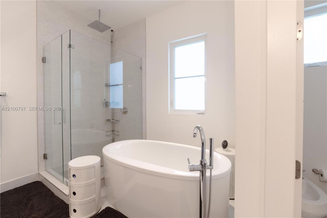 For Rent: $11,500 (3 beds, 3 baths, 3304 Square Feet)