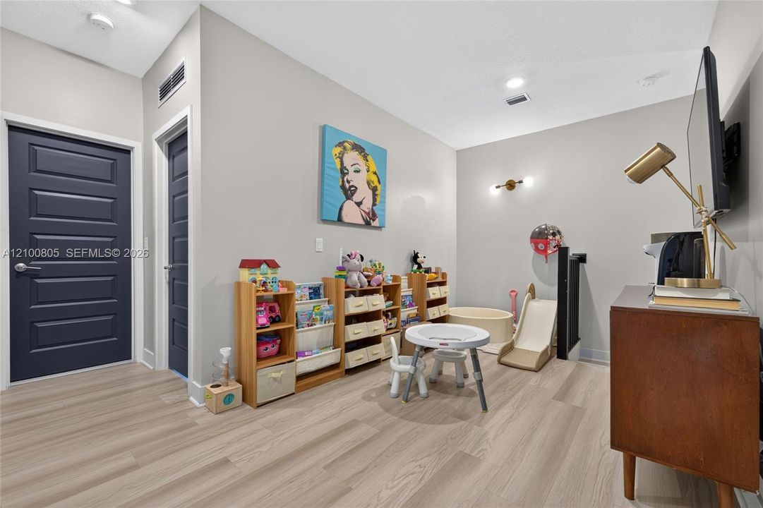 For Sale: $729,000 (3 beds, 2 baths, 1570 Square Feet)