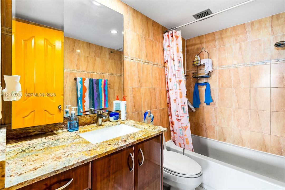 На продажу: $199,000 (1 спален, 2 ванн, 1066 Квадратных фут)