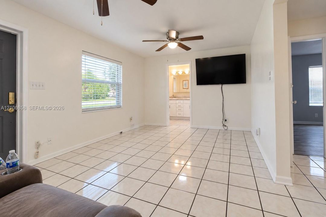 En Venta: $475,000 (4 camas, 2 baños, 1461 Pies cuadrados)