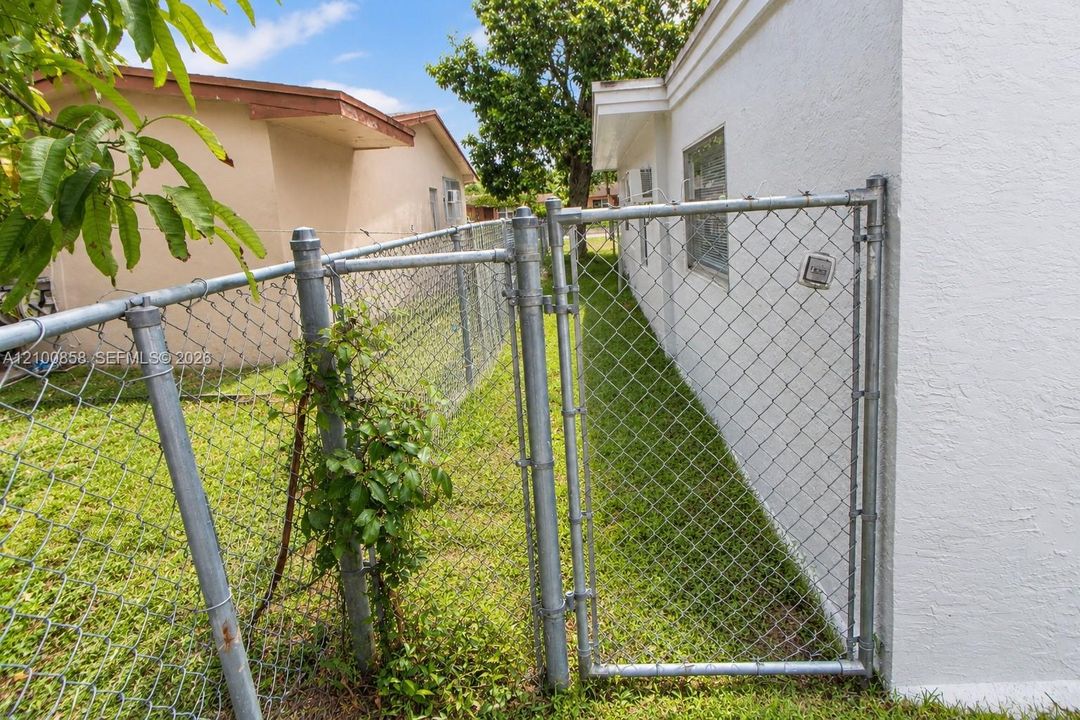 En Venta: $475,000 (4 camas, 2 baños, 1461 Pies cuadrados)