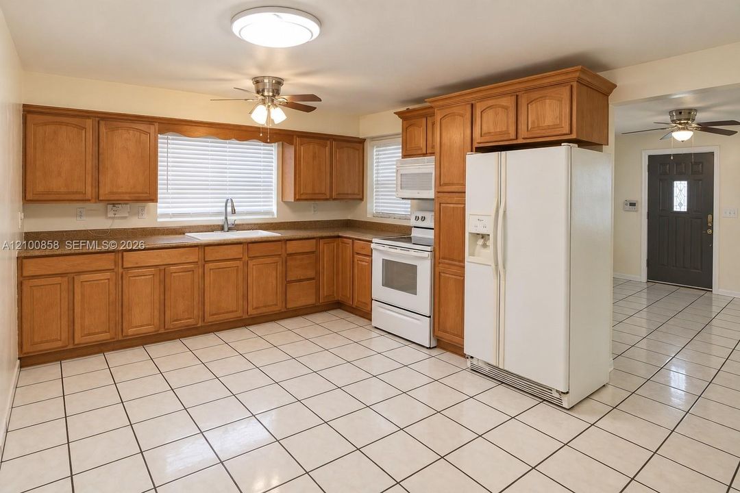 En Venta: $475,000 (4 camas, 2 baños, 1461 Pies cuadrados)