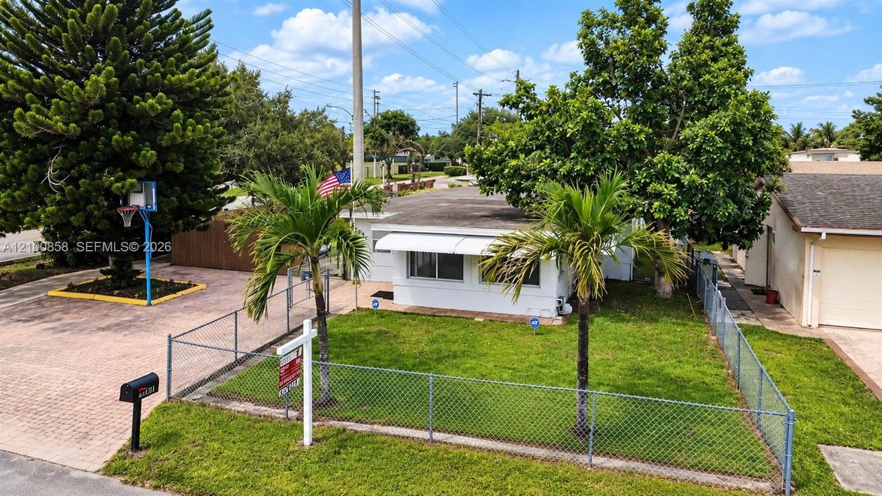 En Venta: $475,000 (4 camas, 2 baños, 1461 Pies cuadrados)