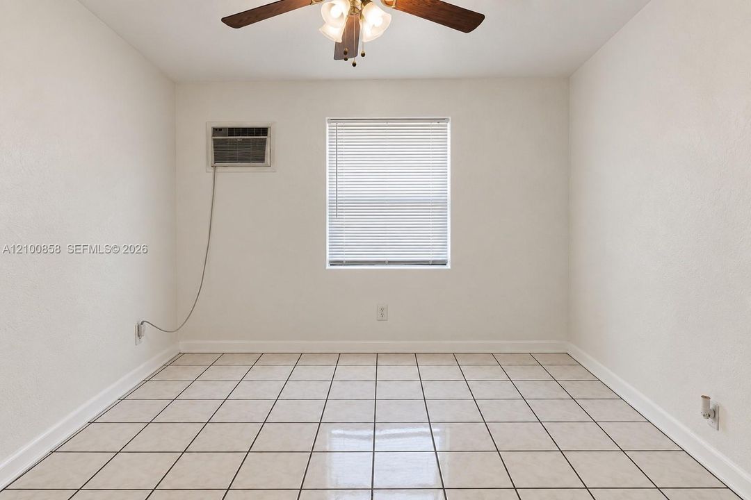 En Venta: $475,000 (4 camas, 2 baños, 1461 Pies cuadrados)