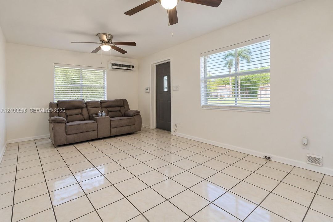 En Venta: $475,000 (4 camas, 2 baños, 1461 Pies cuadrados)