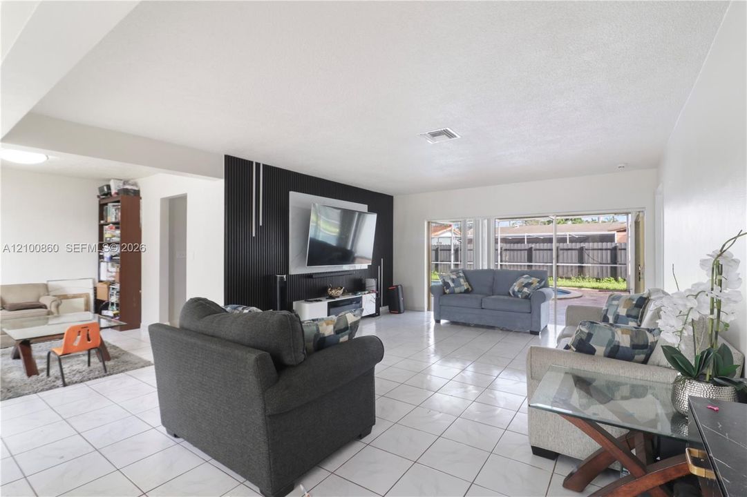 For Sale: $570,000 (3 beds, 2 baths, 1724 Square Feet)