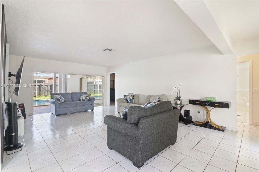 For Sale: $570,000 (3 beds, 2 baths, 1724 Square Feet)