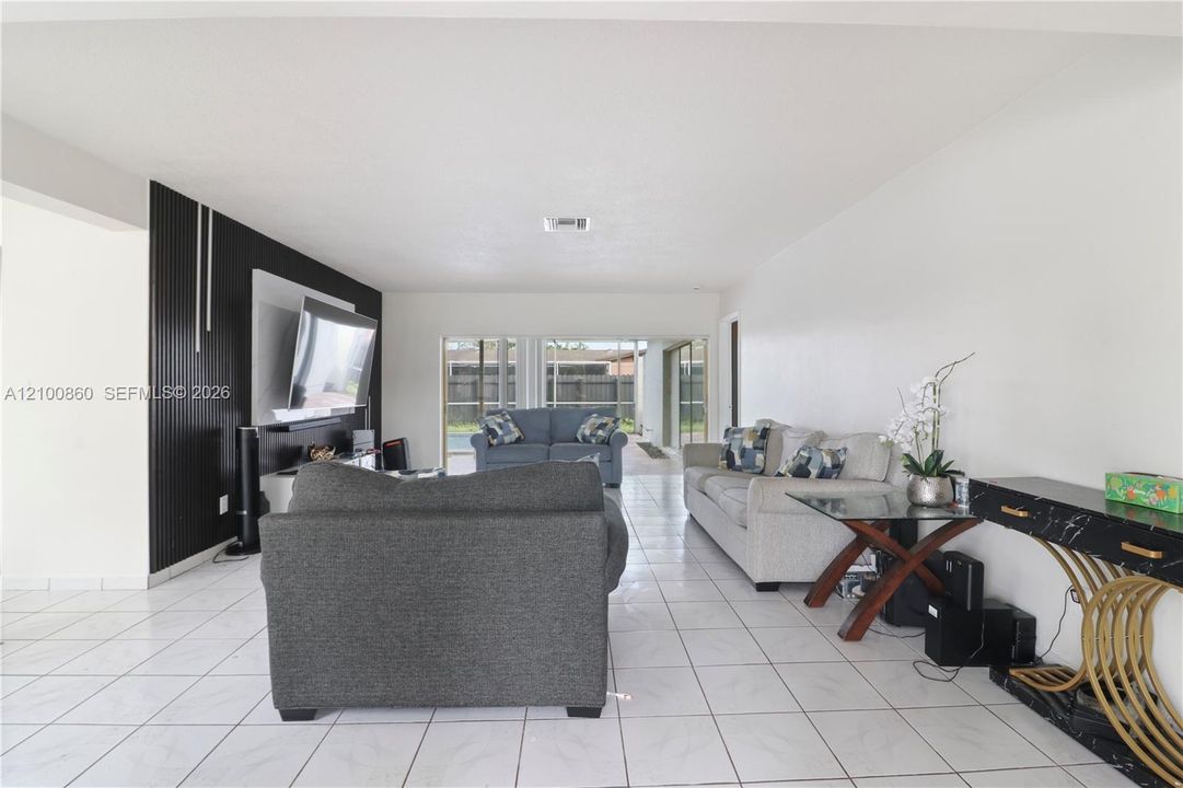 For Sale: $570,000 (3 beds, 2 baths, 1724 Square Feet)