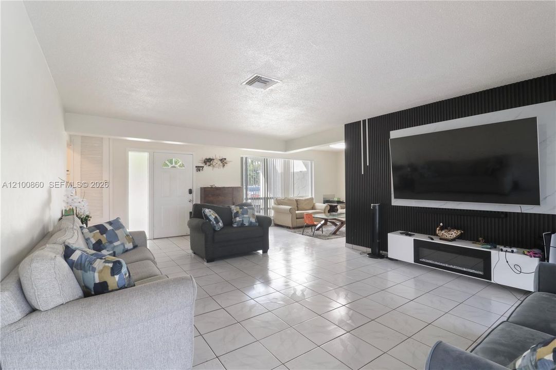 For Sale: $570,000 (3 beds, 2 baths, 1724 Square Feet)