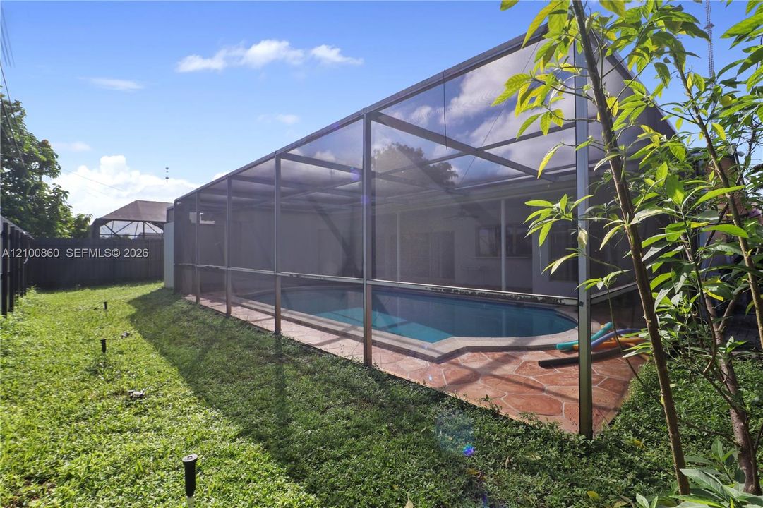 For Sale: $570,000 (3 beds, 2 baths, 1724 Square Feet)