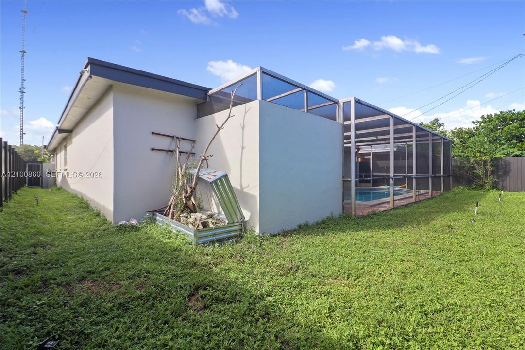 For Sale: $570,000 (3 beds, 2 baths, 1724 Square Feet)