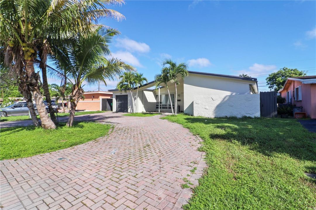 For Sale: $570,000 (3 beds, 2 baths, 1724 Square Feet)