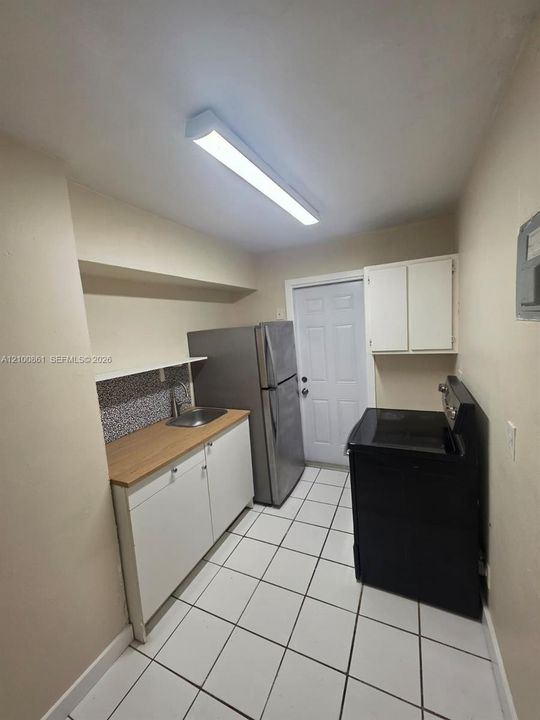 For Rent: $1,300 (1 beds, 1 baths, 2094 Square Feet)