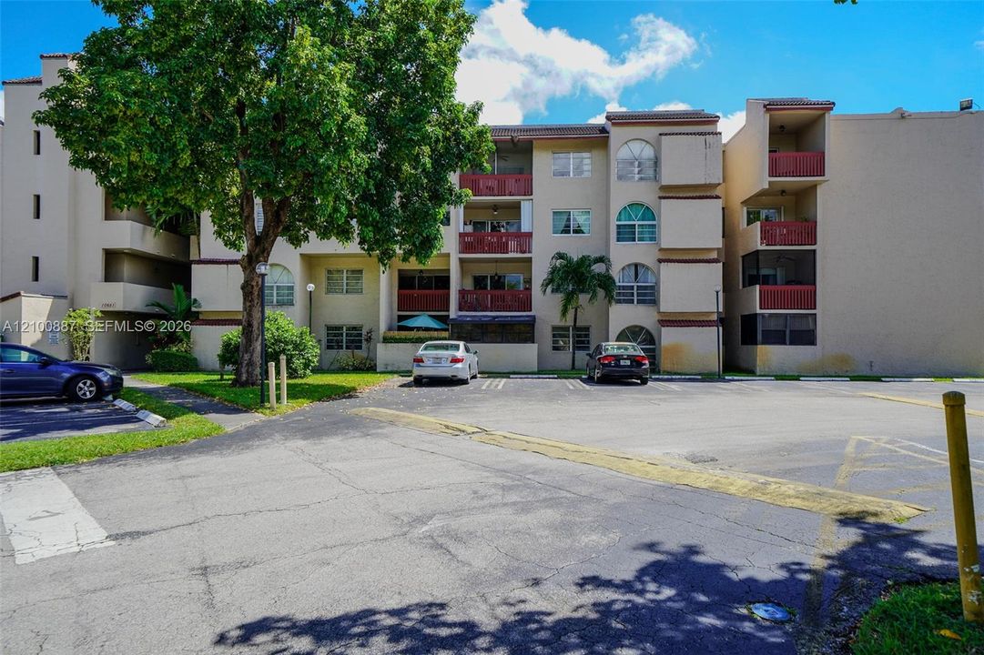For Rent: $2,300 (2 beds, 2 baths, 911 Square Feet)