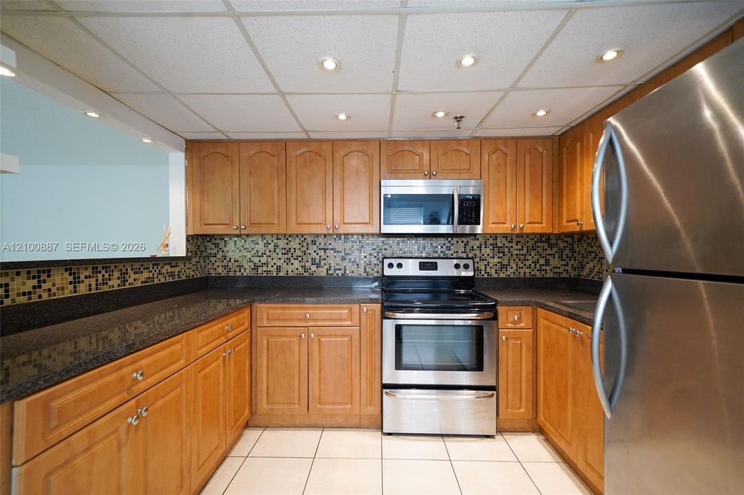For Rent: $2,300 (2 beds, 2 baths, 911 Square Feet)