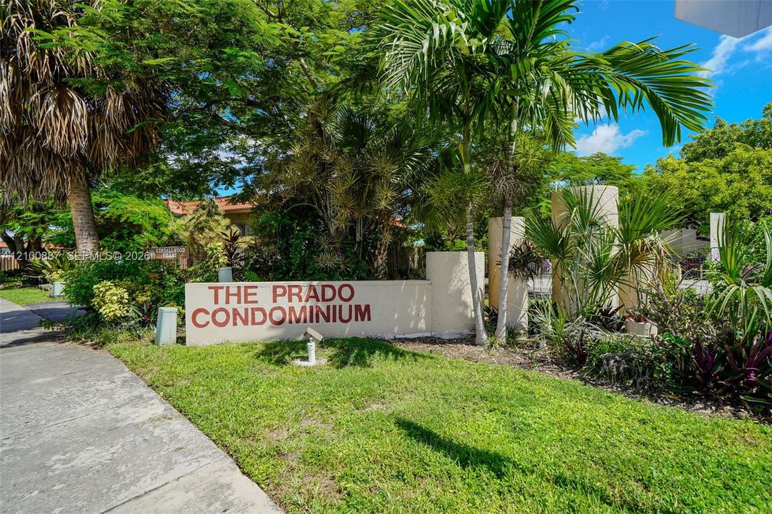For Rent: $2,300 (2 beds, 2 baths, 911 Square Feet)