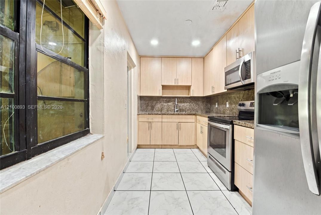 На продажу: $385,000 (3 спален, 2 ванн, 1978 Квадратных фут)