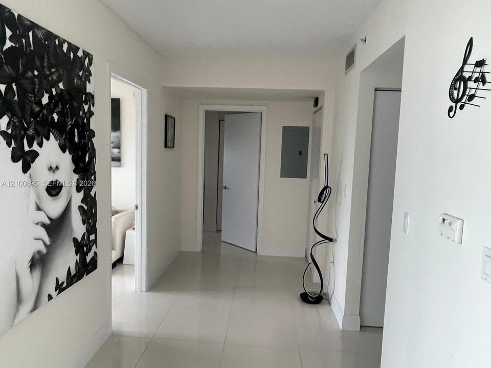For Rent: $2,700 (2 beds, 2 baths, 1087 Square Feet)