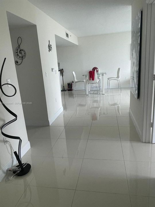For Rent: $2,700 (2 beds, 2 baths, 1087 Square Feet)