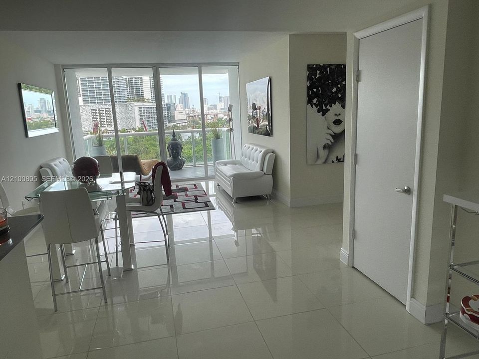 For Rent: $2,700 (2 beds, 2 baths, 1087 Square Feet)