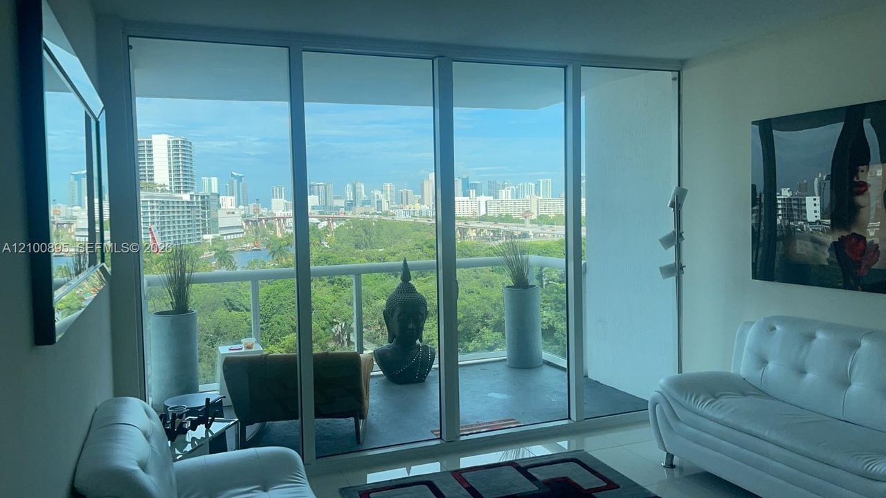 For Rent: $2,700 (2 beds, 2 baths, 1087 Square Feet)