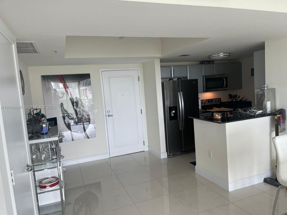 For Rent: $2,700 (2 beds, 2 baths, 1087 Square Feet)