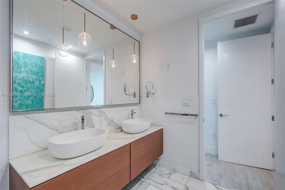 For Sale: $2,500,000 (1 beds, 1 baths, 1267 Square Feet)