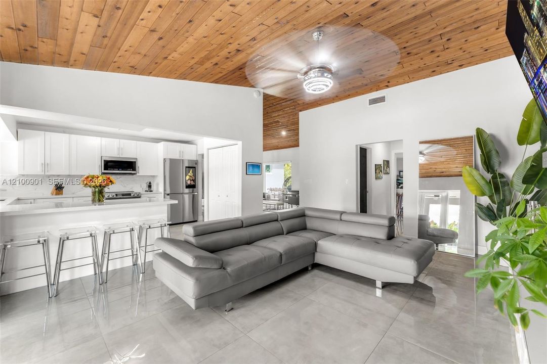 OVERLOOKS KITCHEN.