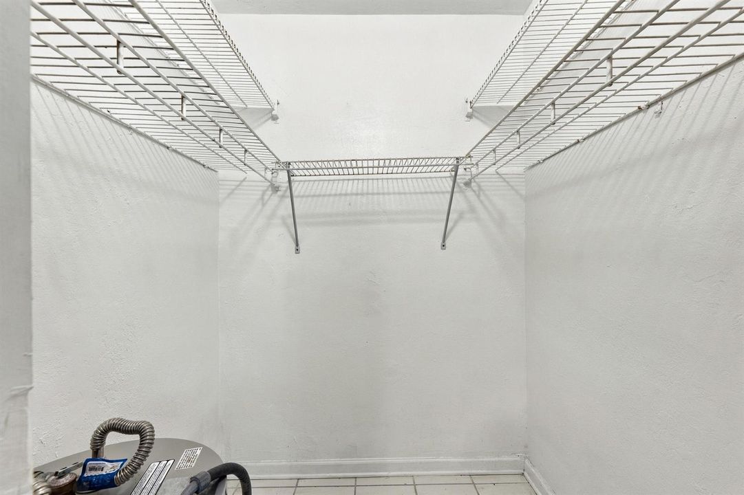 11_walk-in closet