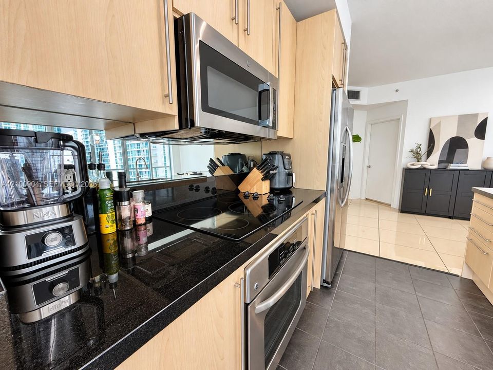 For Rent: $4,100 (2 beds, 2 baths, 1104 Square Feet)