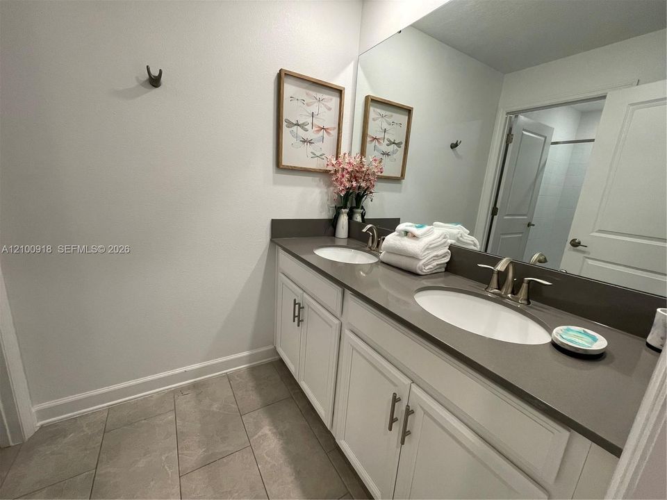 En Venta: $420,000 (4 camas, 3 baños, 1914 Pies cuadrados)