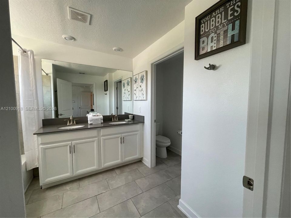 En Venta: $420,000 (4 camas, 3 baños, 1914 Pies cuadrados)
