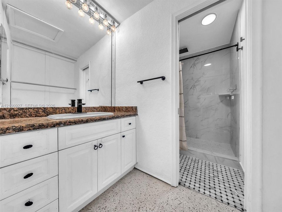 На продажу: $575,000 (4 спален, 2 ванн, 1245 Квадратных фут)