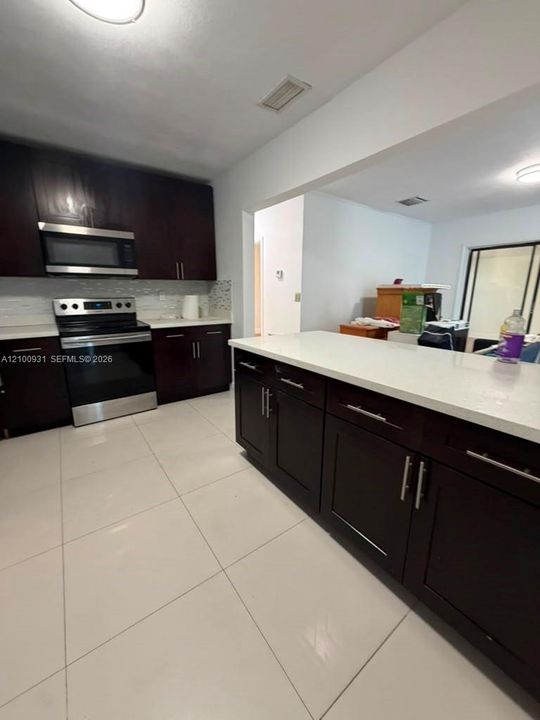 На продажу: $629,000 (6 спален, 2 ванн, 2118 Квадратных фут)
