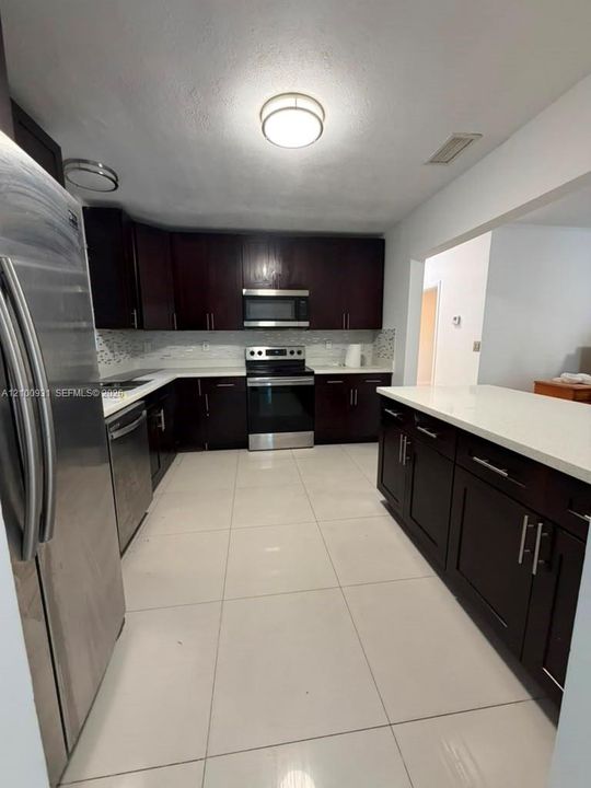 На продажу: $629,000 (6 спален, 2 ванн, 2118 Квадратных фут)