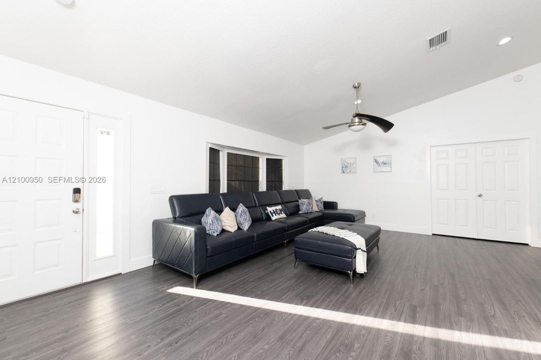В аренду: $3,700 (3 спален, 2 ванн, 1955 Квадратных фут)