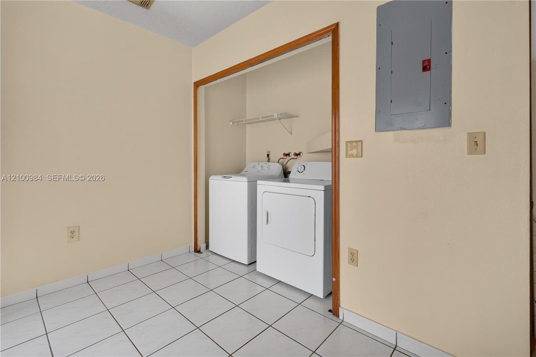 В аренду: $3,400 (3 спален, 2 ванн, 1672 Квадратных фут)