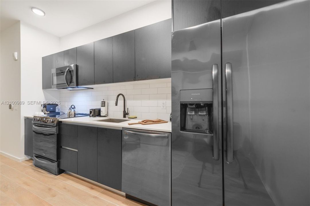 For Rent: $3,200 (0 beds, 1 baths, 442 Square Feet)