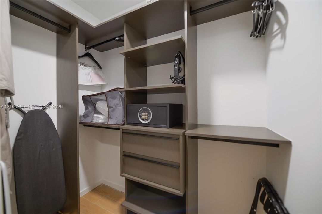 For Rent: $3,200 (0 beds, 1 baths, 442 Square Feet)
