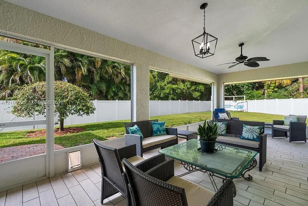 En Venta: $499,900 (3 camas, 2 baños, 2010 Pies cuadrados)