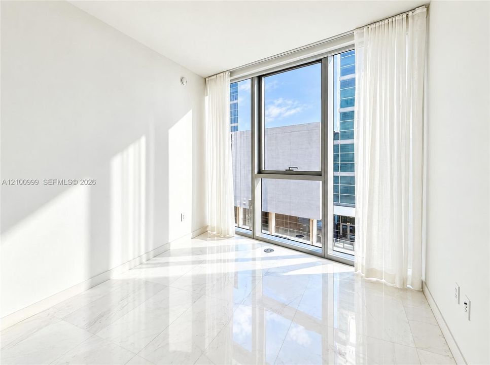 For Sale: $899,000 (1 beds, 1 baths, 760 Square Feet)