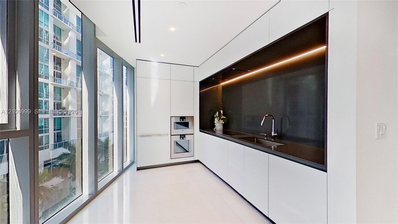 For Sale: $899,000 (1 beds, 1 baths, 760 Square Feet)