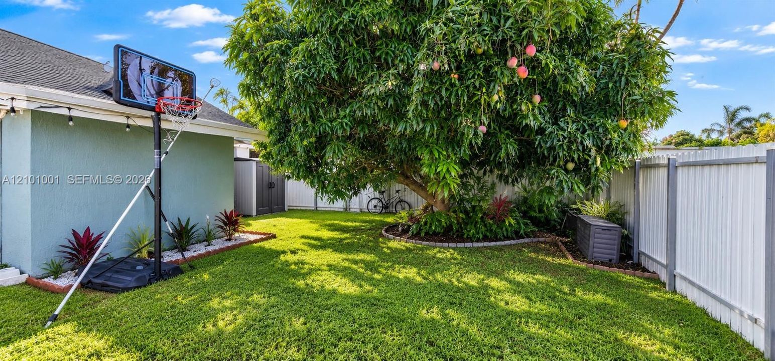 For Rent: $2,750 (3 beds, 1 baths, 1140 Square Feet)