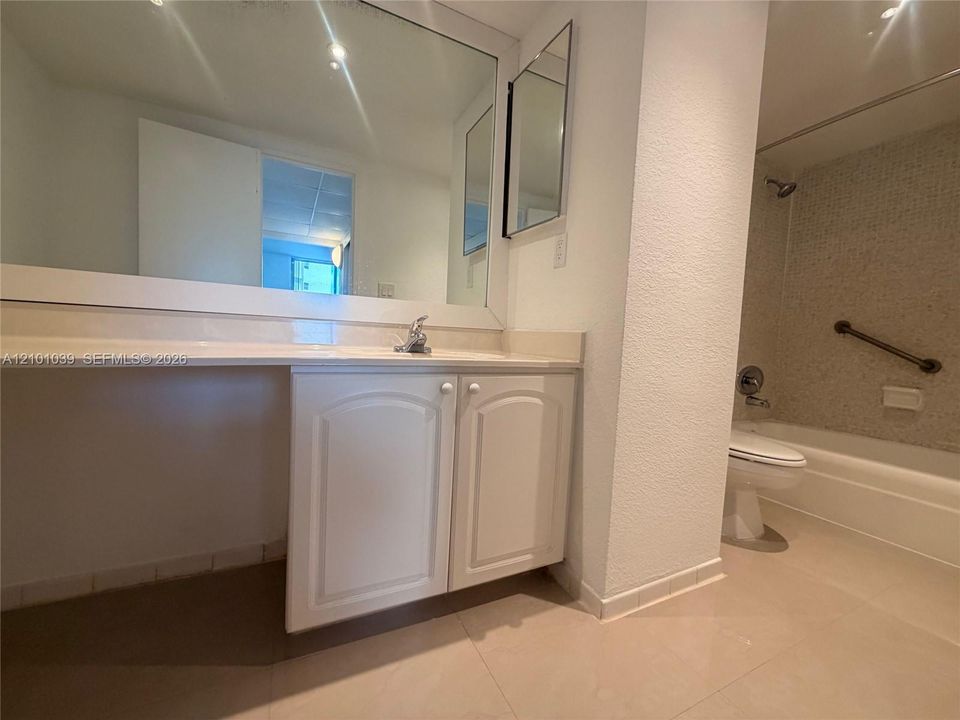 For Rent: $2,500 (1 beds, 1 baths, 905 Square Feet)