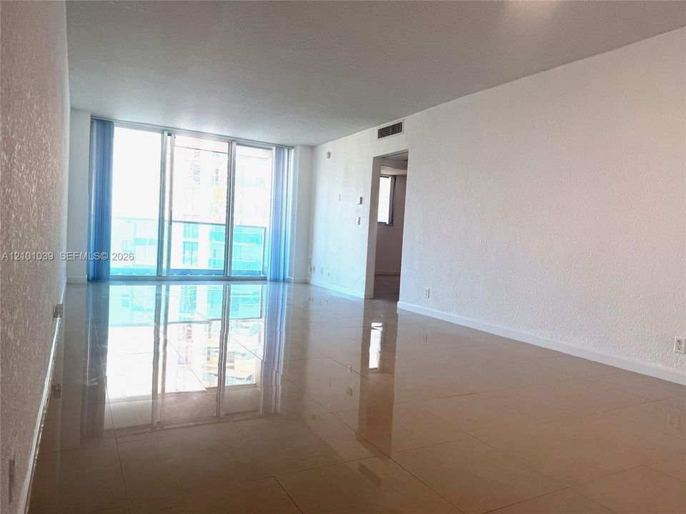 For Rent: $2,500 (1 beds, 1 baths, 905 Square Feet)